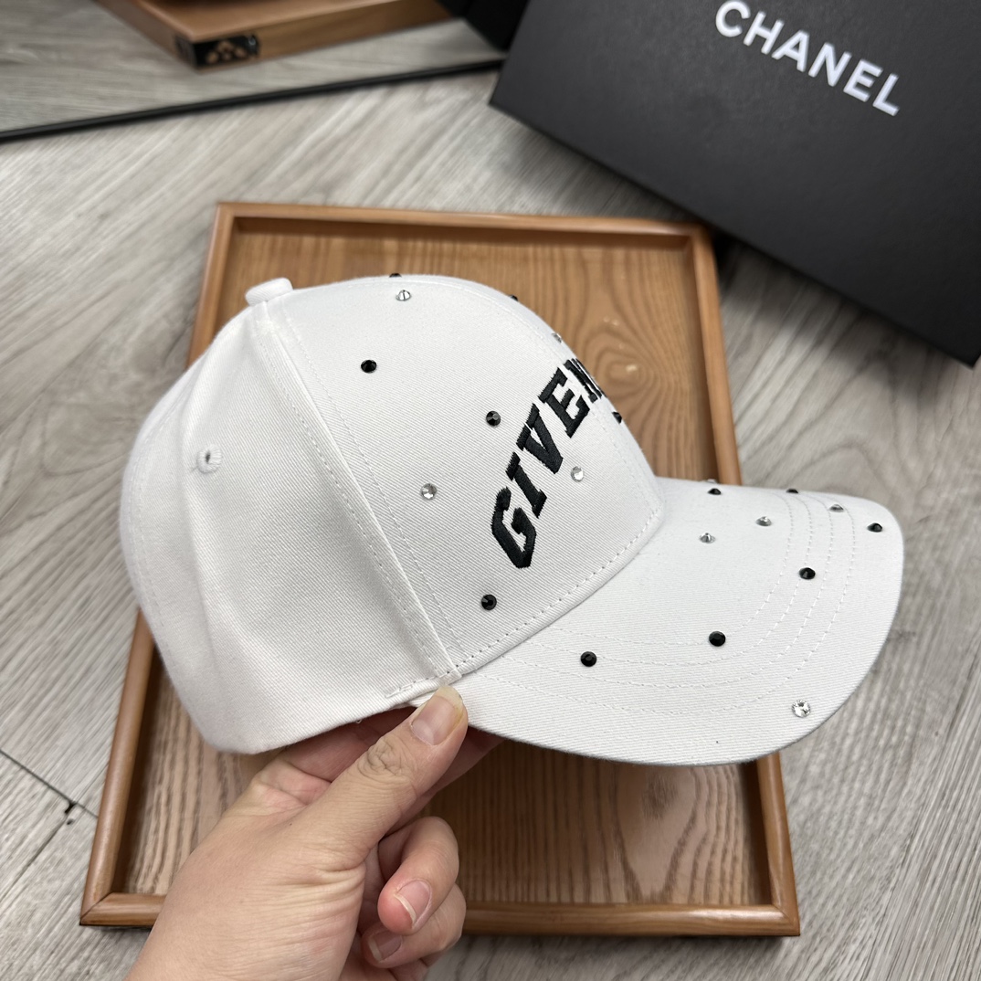 。纪梵希。【配防尘袋】新品棒球帽！材质：纯棉！透气性好！春天挡风，夏天防晒必备单品！颜色大气！款式新颖别