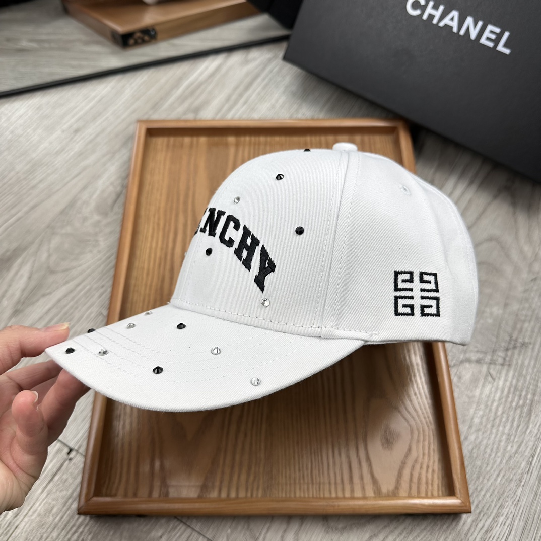 。纪梵希。【配防尘袋】新品棒球帽！材质：纯棉！透气性好！春天挡风，夏天防晒必备单品！颜色大气！款式新颖别