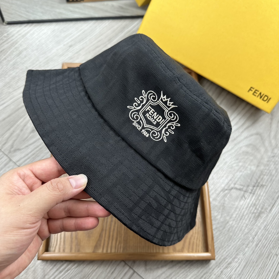 。F家。印花双刺绣渔夫【配防尘袋】高端舒适！高端材质！！今年帽子第一流行趋势绝对是渔夫帽！今年的渔夫帽满