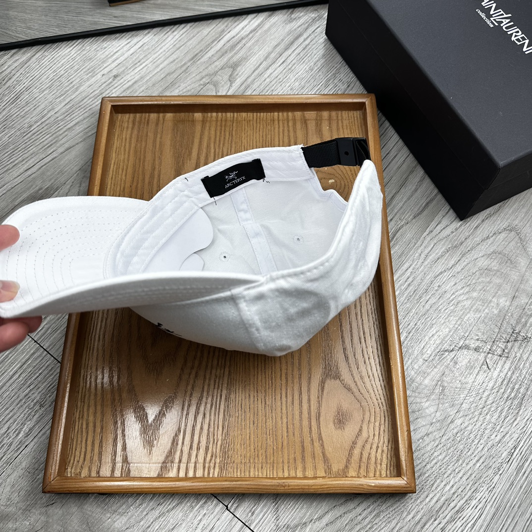 。始祖鸟。【配防尘袋】新品棒球帽！材质：纯棉！透气性好！春天挡风，夏天防晒必备单品！颜色大气！款式新颖别