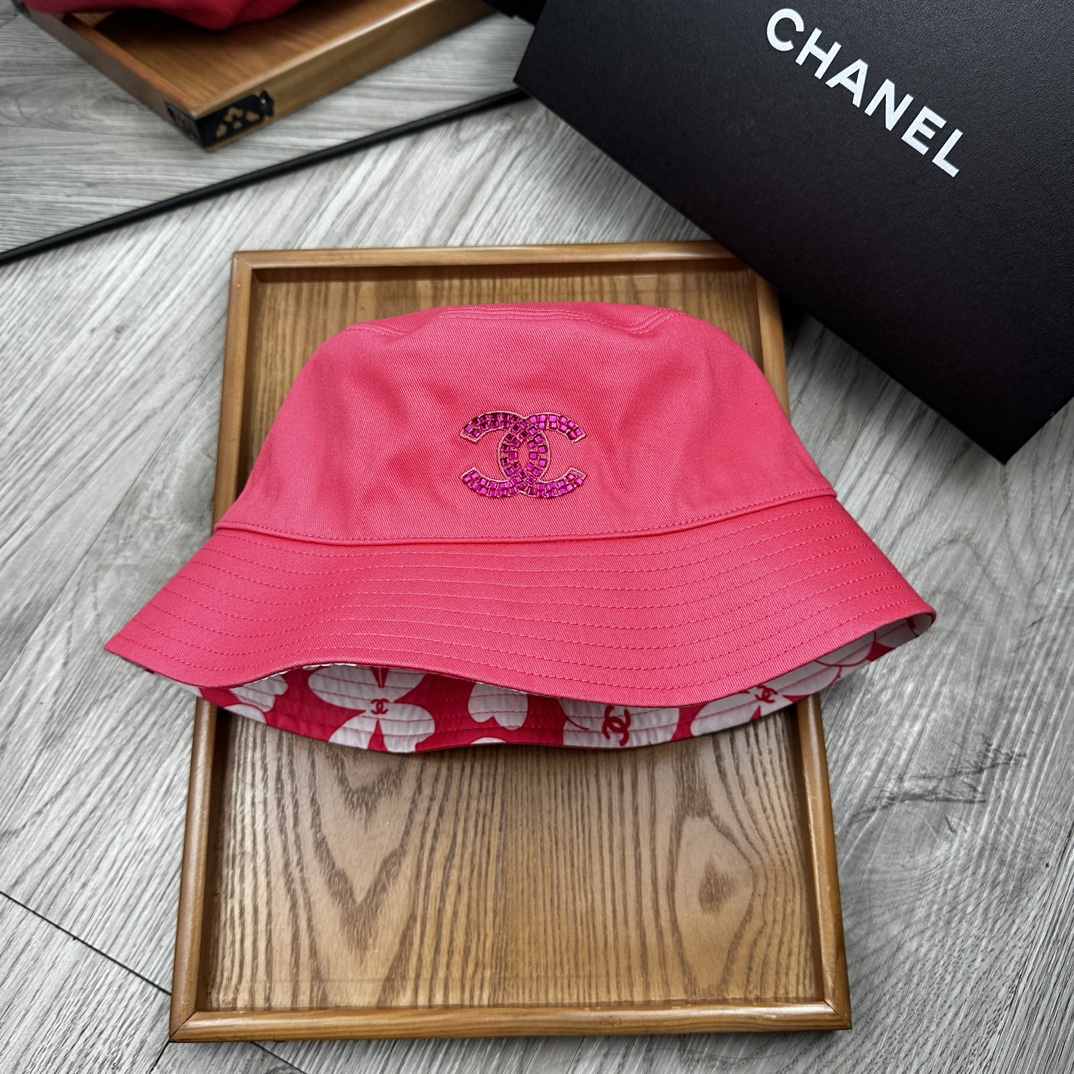 C家Chanel2024新品双面渔夫帽！特别新颖的双面风格碰撞设计！一面延续了chanel一贯的素雅简约