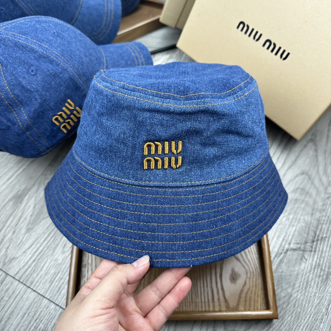 。miu miu。牛仔刺绣渔夫帽！经典款式，牛仔颜色非常好搭配，不管是酷飒的风格还是温婉的长裙都非常合适