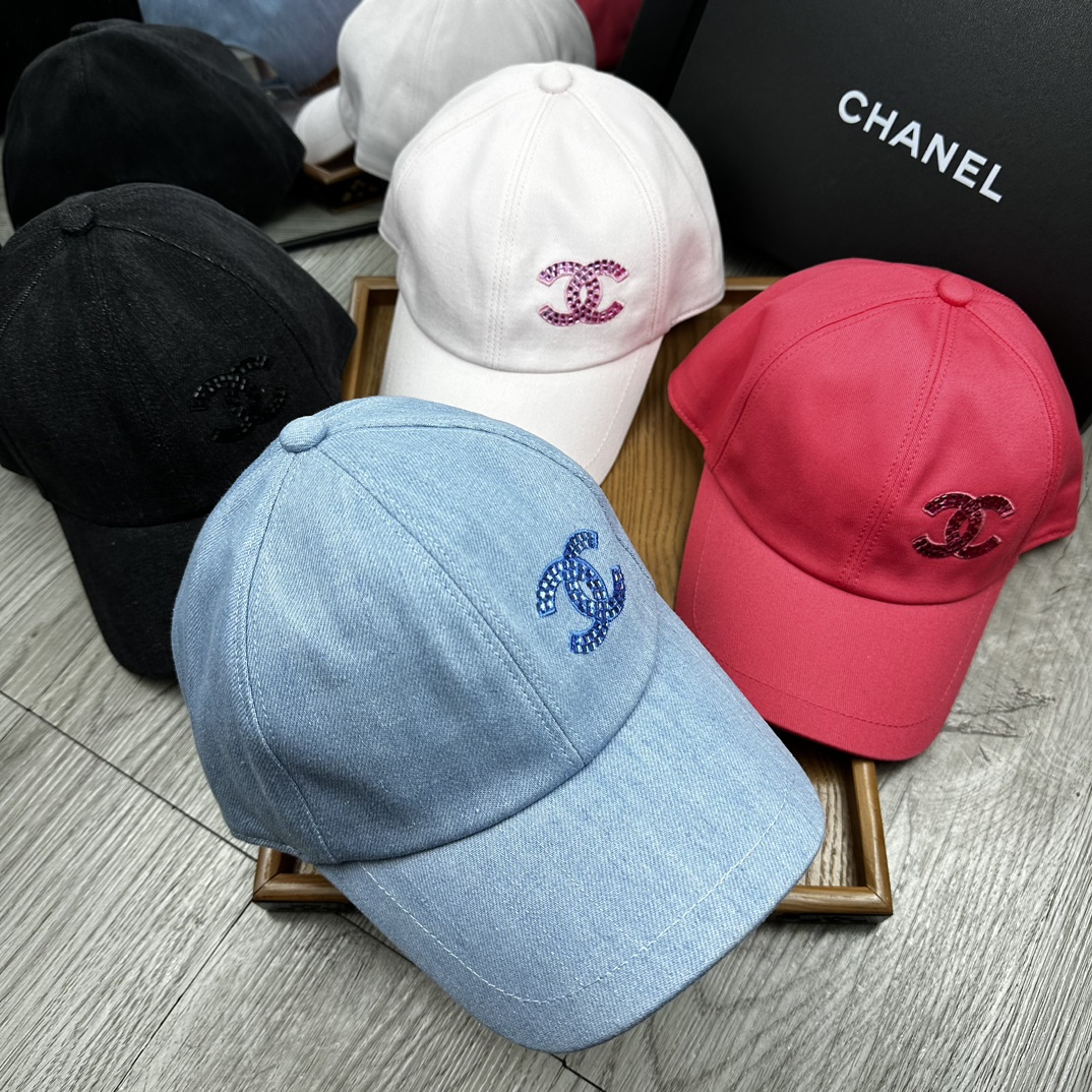 。C家。Chanel 2025新品双面鸭舌帽！特别新颖的双面风格碰撞设计！一面延续了chanel一贯的素