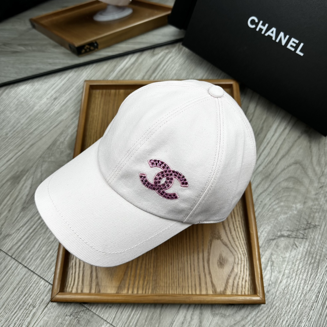 。C家。Chanel 2025新品双面鸭舌帽！特别新颖的双面风格碰撞设计！一面延续了chanel一贯的素