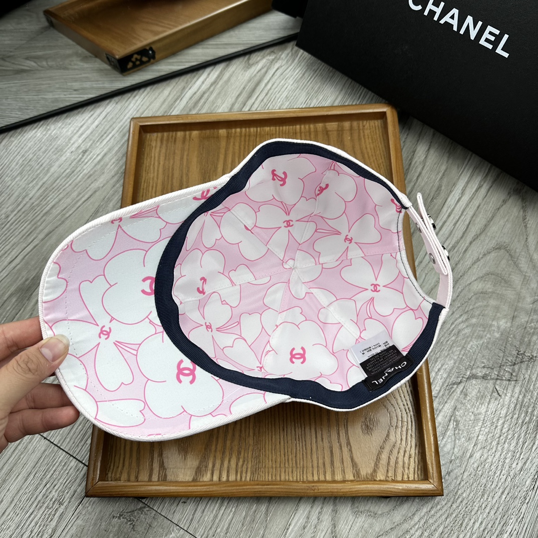 。C家。Chanel 2025新品双面鸭舌帽！特别新颖的双面风格碰撞设计！一面延续了chanel一贯的素