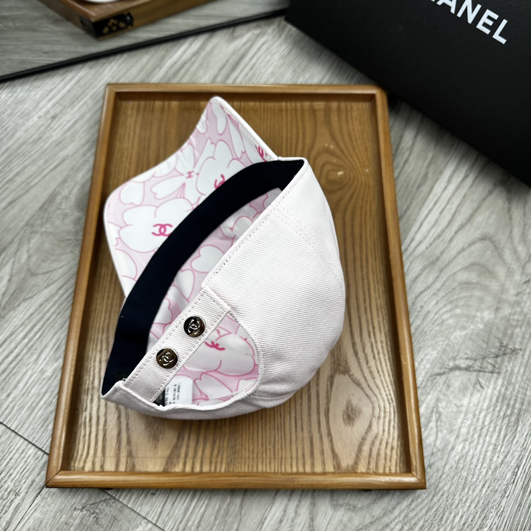 。C家。Chanel 2025新品双面鸭舌帽！特别新颖的双面风格碰撞设计！一面延续了chanel一贯的素