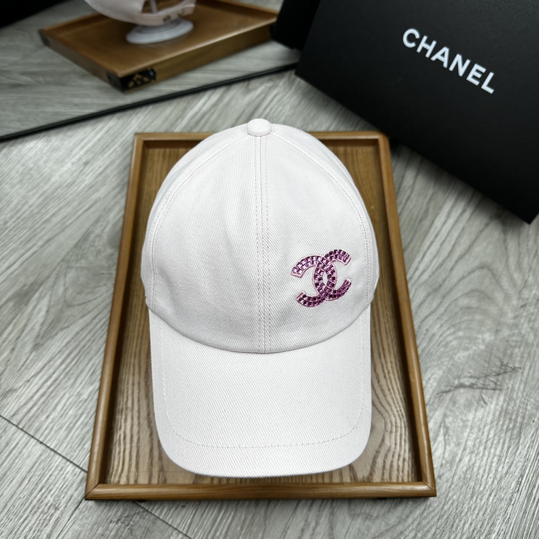 。C家。Chanel 2025新品双面鸭舌帽！特别新颖的双面风格碰撞设计！一面延续了chanel一贯的素