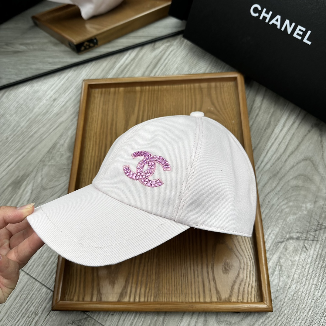 。C家。Chanel 2025新品双面鸭舌帽！特别新颖的双面风格碰撞设计！一面延续了chanel一贯的素