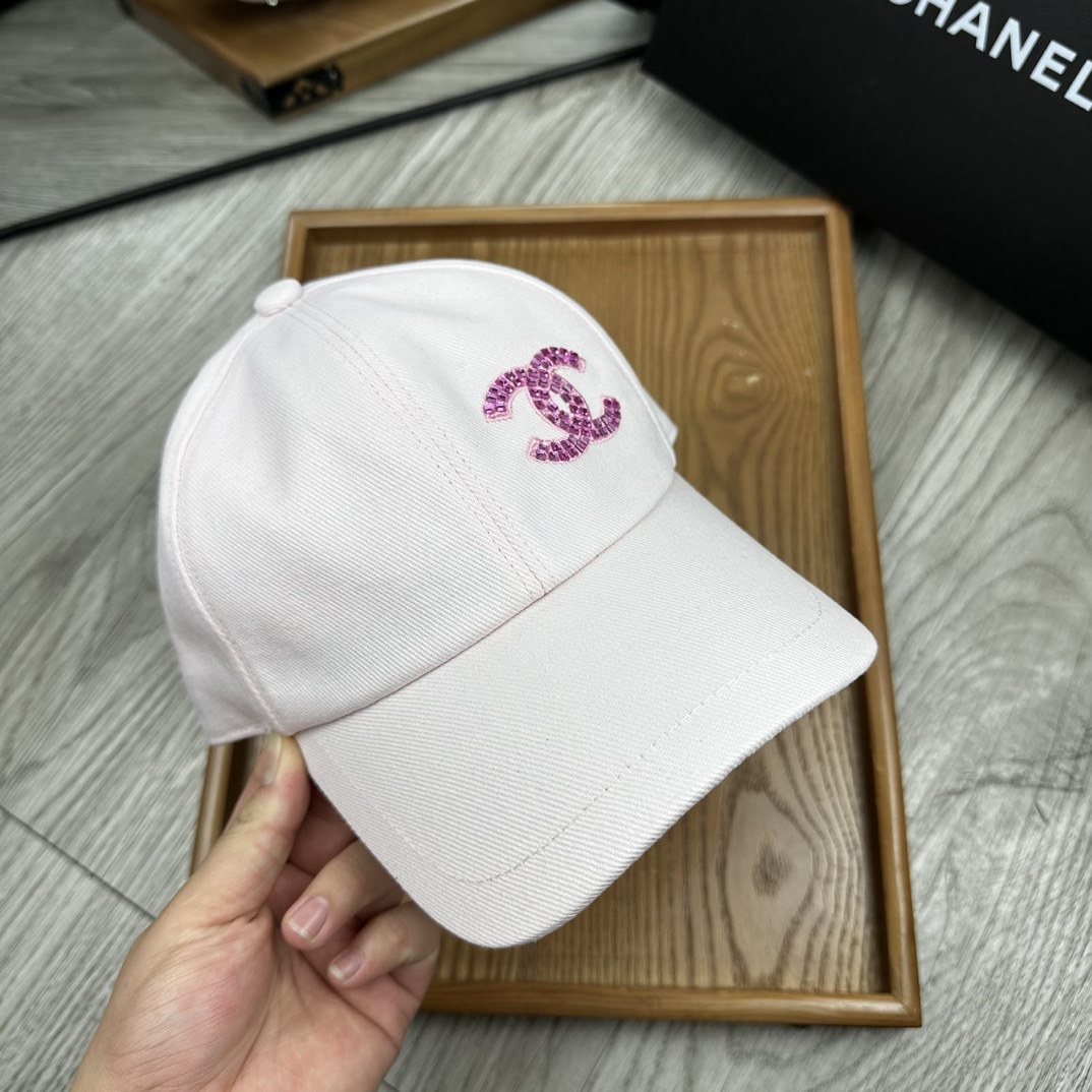 。C家。Chanel 2025新品双面鸭舌帽！特别新颖的双面风格碰撞设计！一面延续了chanel一贯的素