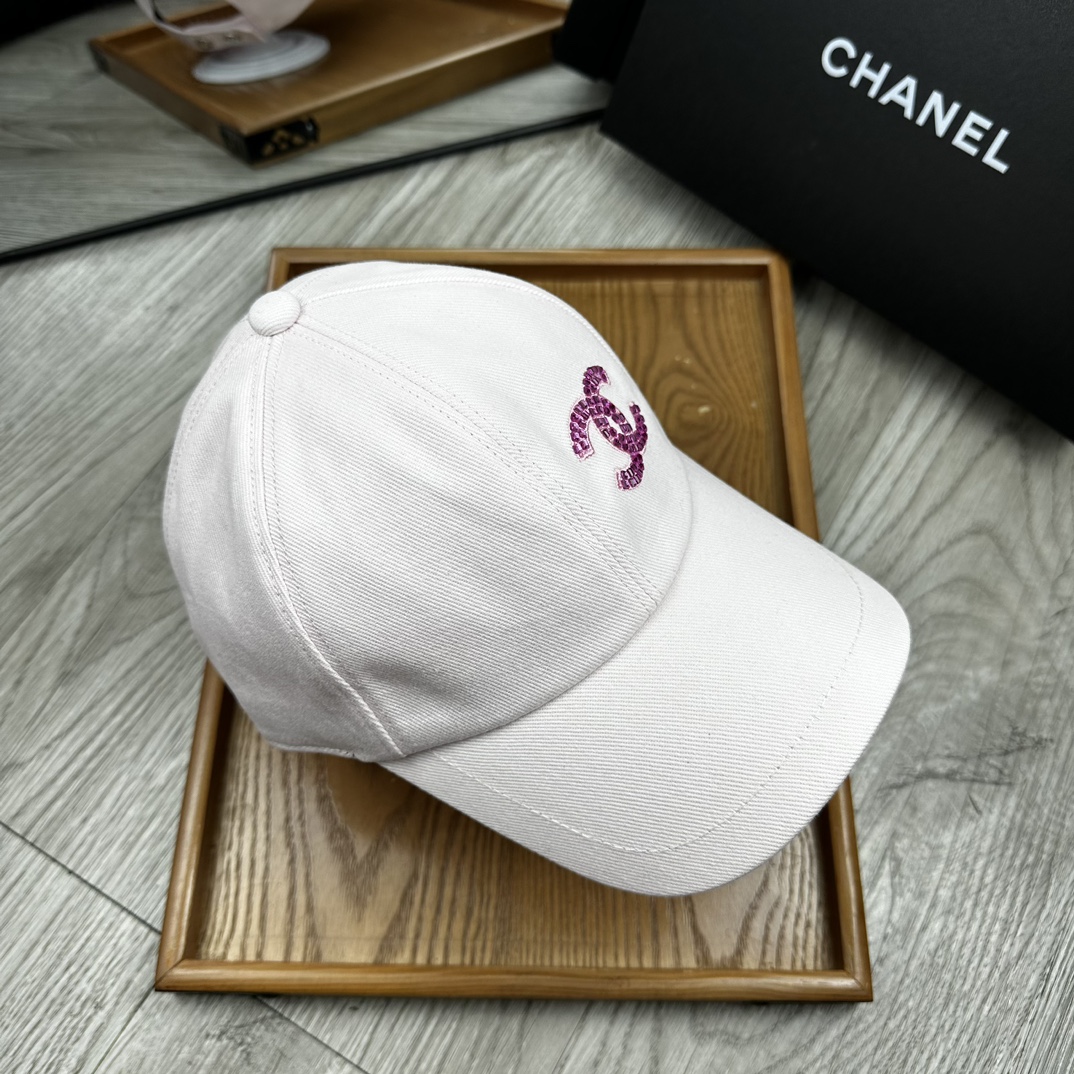 。C家。Chanel 2025新品双面鸭舌帽！特别新颖的双面风格碰撞设计！一面延续了chanel一贯的素