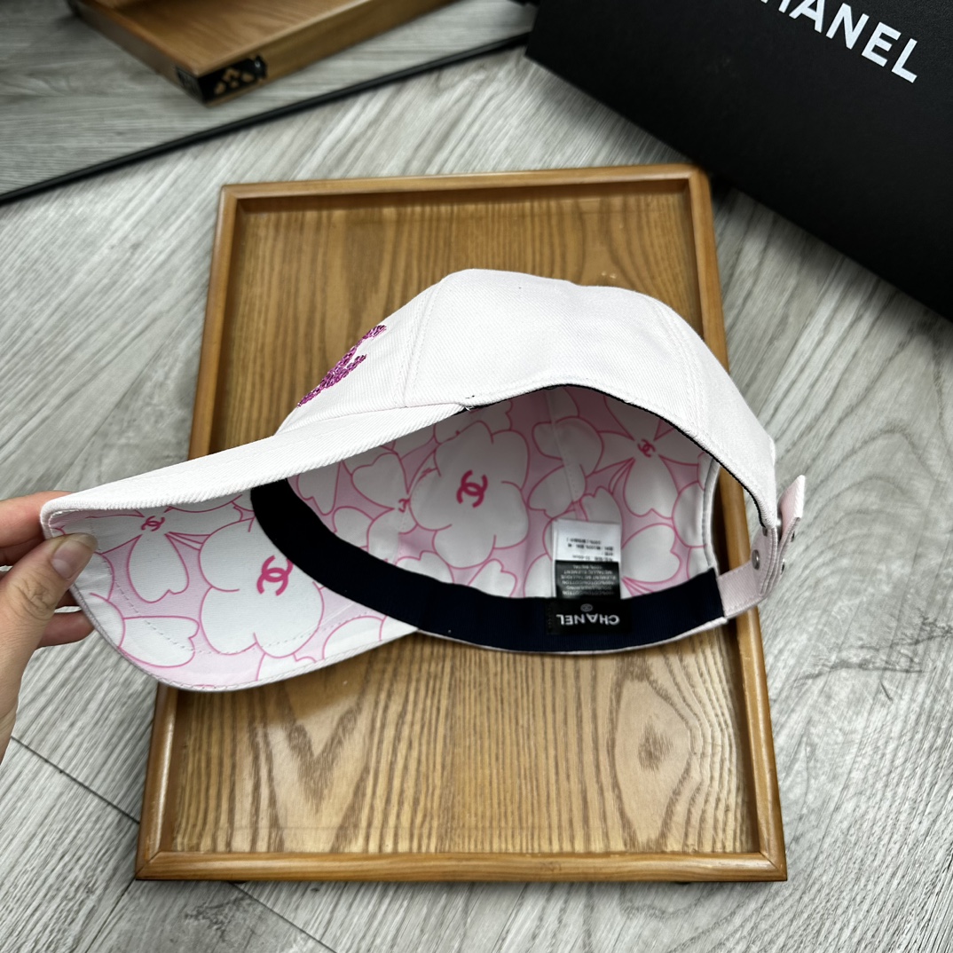 。C家。Chanel 2025新品双面鸭舌帽！特别新颖的双面风格碰撞设计！一面延续了chanel一贯的素