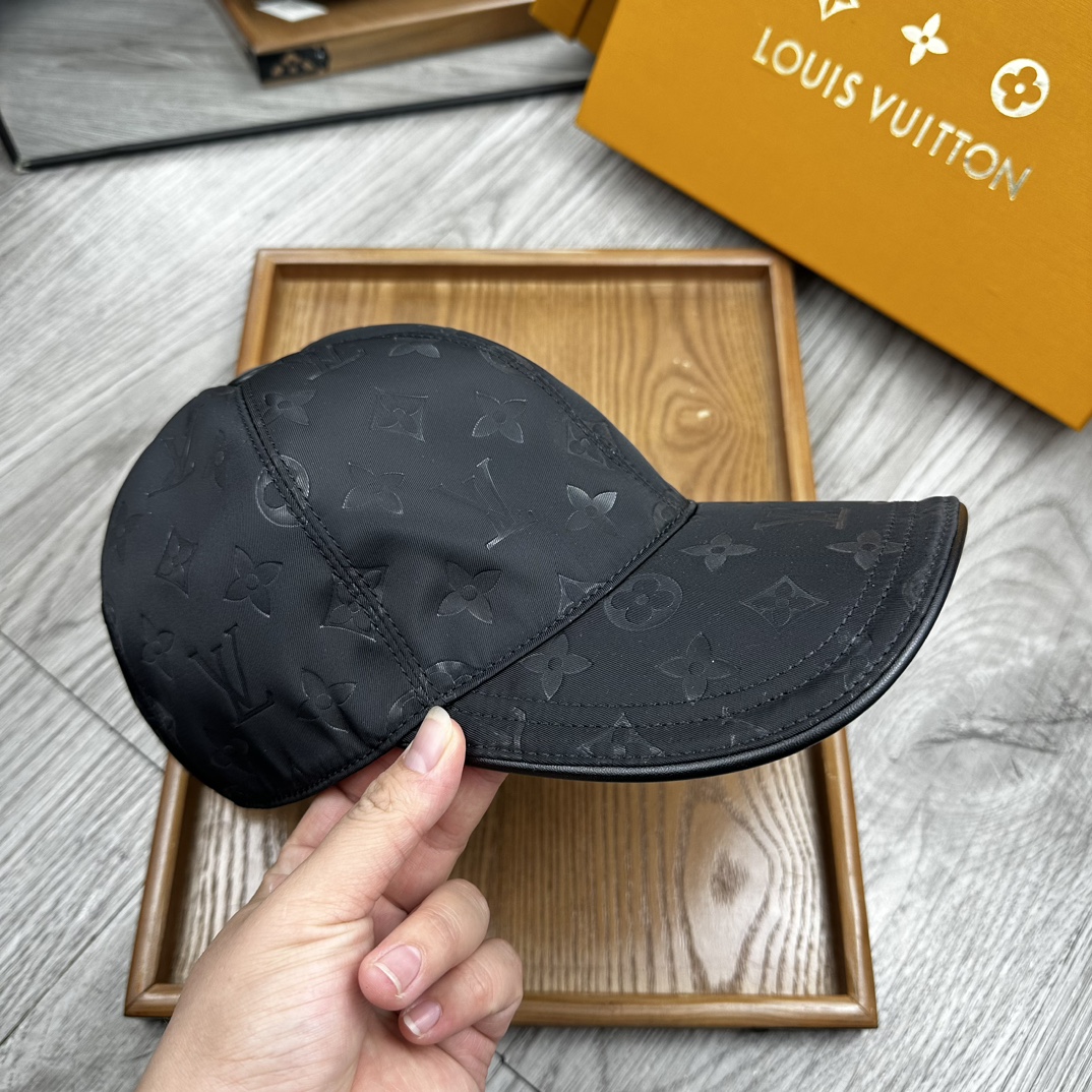 High-End Fashion Accessories: Quality Leather Hats and Belts with Attention to Detail - 图片 6