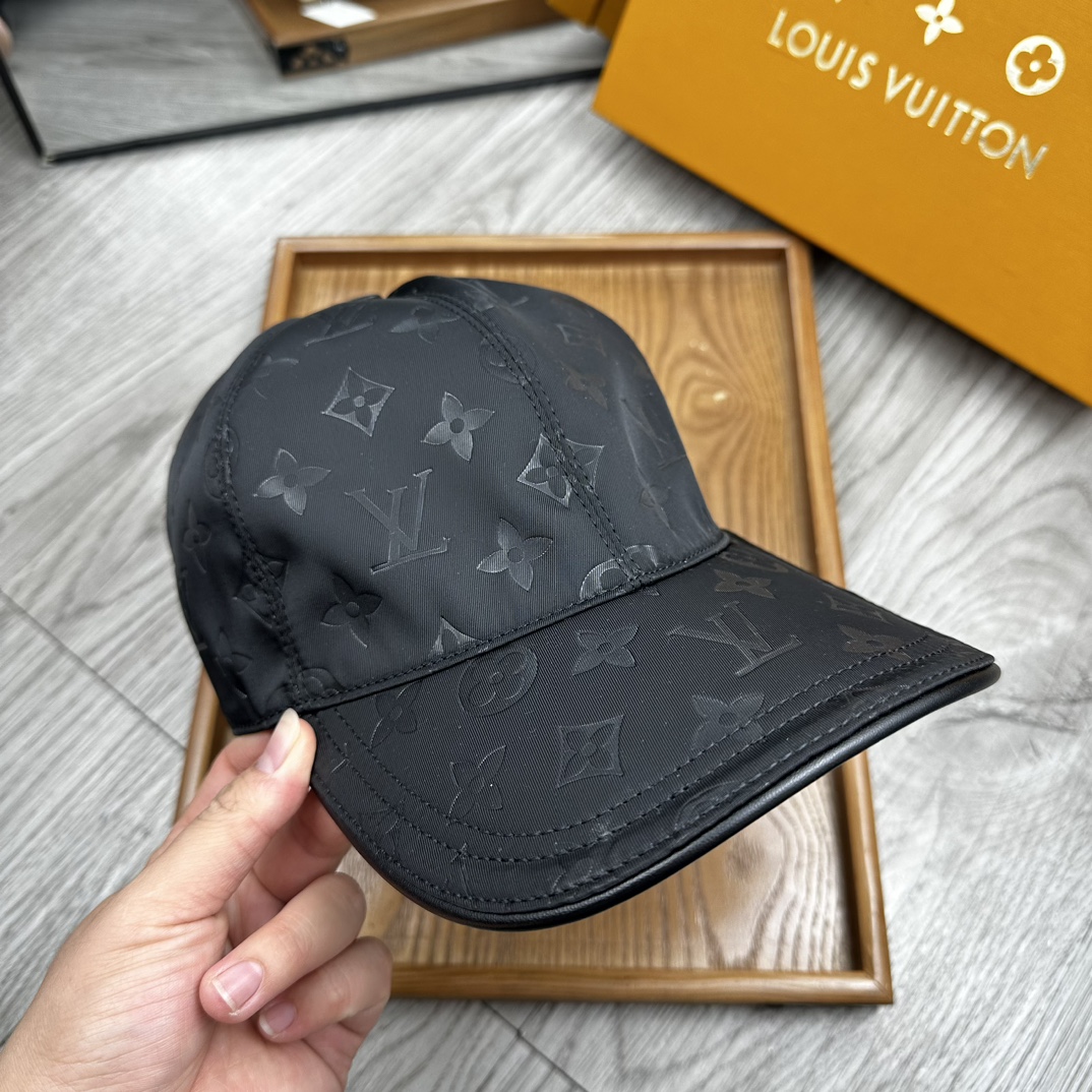 High-End Fashion Accessories: Quality Leather Hats and Belts with Attention to Detail - 图片 5