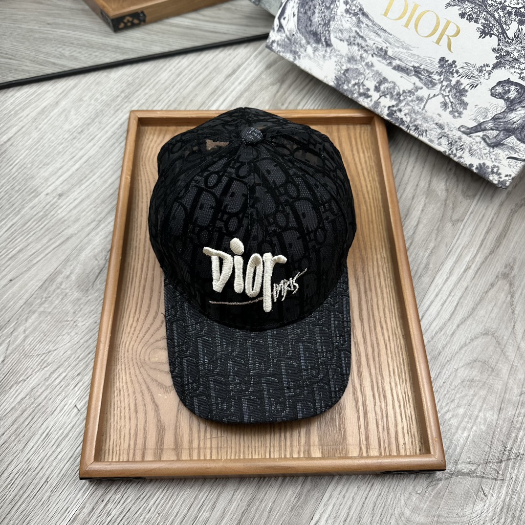 NO:207581,Special offer.D Home. New baseball cap. [with dust bag] Details determine quality!  Pure cotton material!  Good breathability!  A must-have item for sun protection in spring!  Atmospheric color!  The style is novel and unique and easy to match with clothes!  Strong practicality and high-end quality!  It’s a good match~ It’s really good to watch!  !  Just wear it casually, it is absolutely magical, age-reducing and fashionable. Hats, straw hats, fisherman hats, baseball hats, hats, diors, espadrilles, hats19860909特价 .D家.新款鸭舌帽.【配防尘袋】细节决定品质！材质纯棉！透气性好！春天挡风,夏天防晒必备单品！颜色大气！款式新颖别致好搭配衣服！实用性强,高端品质！随心搭配～真的敲好看！！随便一戴,妥妥的街拍神奇,减龄又时尚.帽子草帽渔夫帽棒球帽,帽子,dior,espadrilles,hats,hat