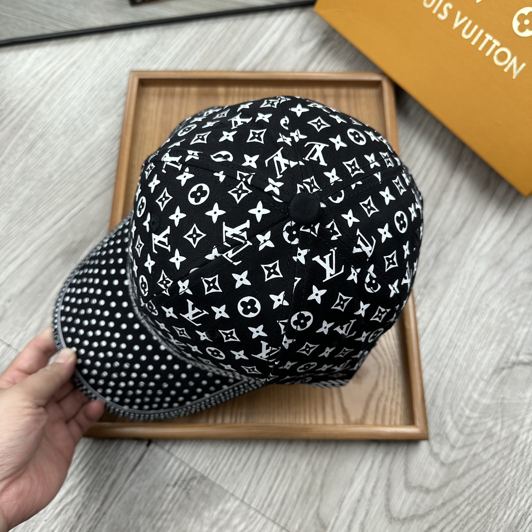 。L家。【配防尘袋】新品棒球帽！材质：纯棉！透气性好！春天挡风，夏天防晒必备单品！颜色大气！款式新颖别致