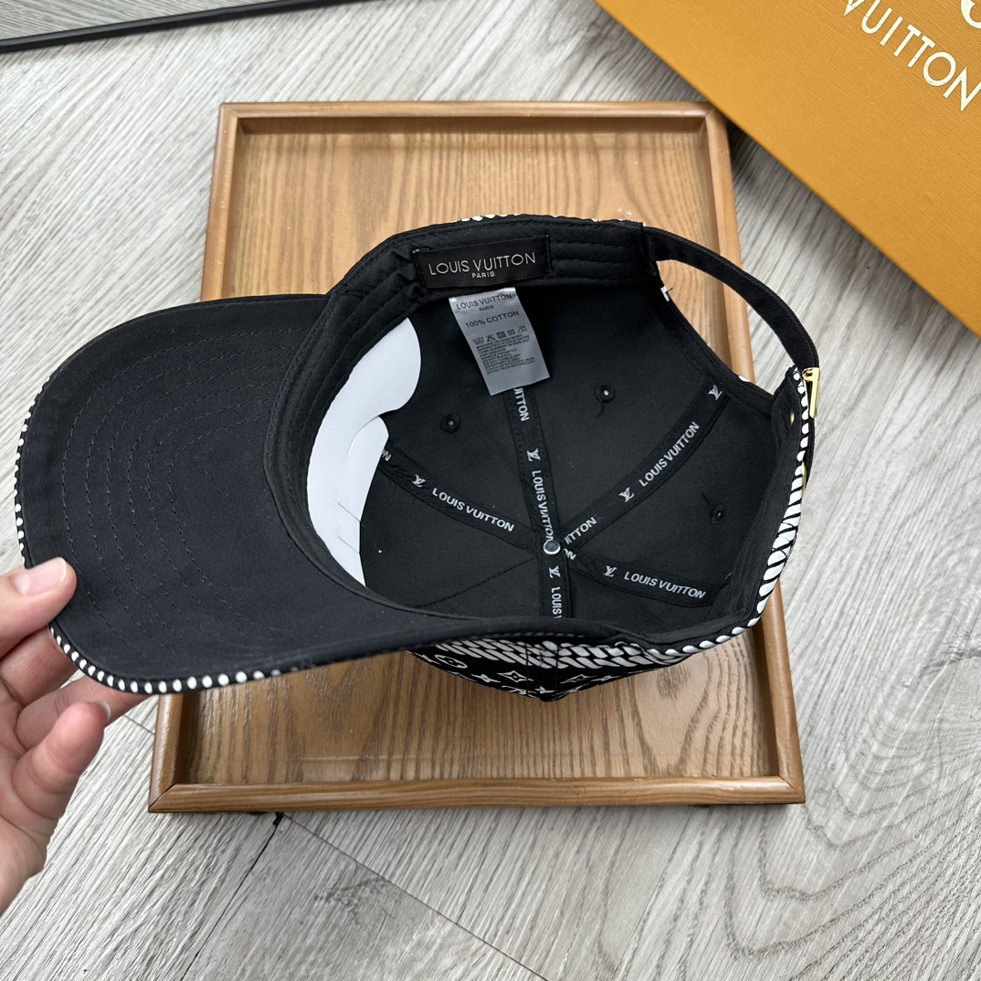 。L家。【配防尘袋】新品棒球帽！材质：纯棉！透气性好！春天挡风，夏天防晒必备单品！颜色大气！款式新颖别致