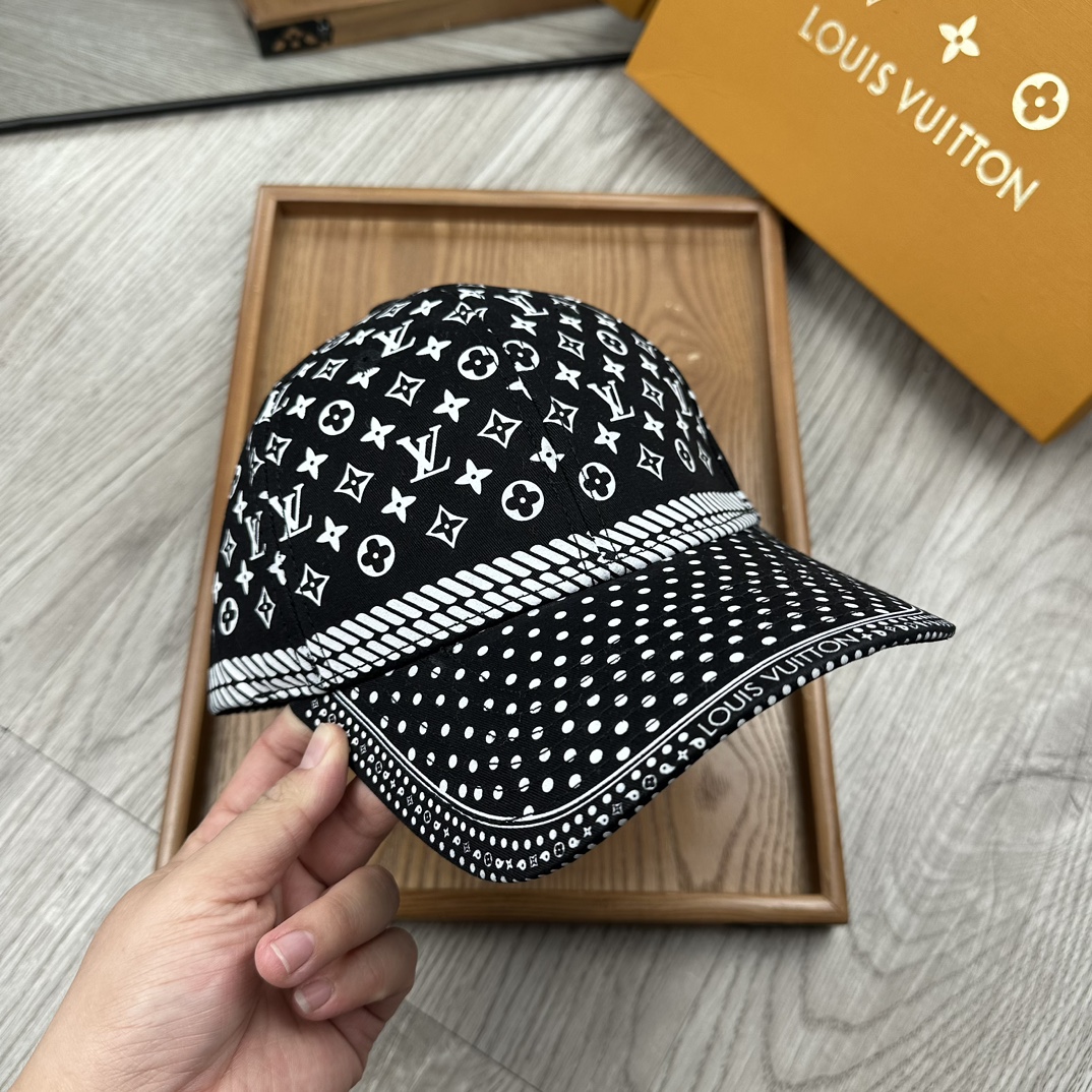 。L家。【配防尘袋】新品棒球帽！材质：纯棉！透气性好！春天挡风，夏天防晒必备单品！颜色大气！款式新颖别致