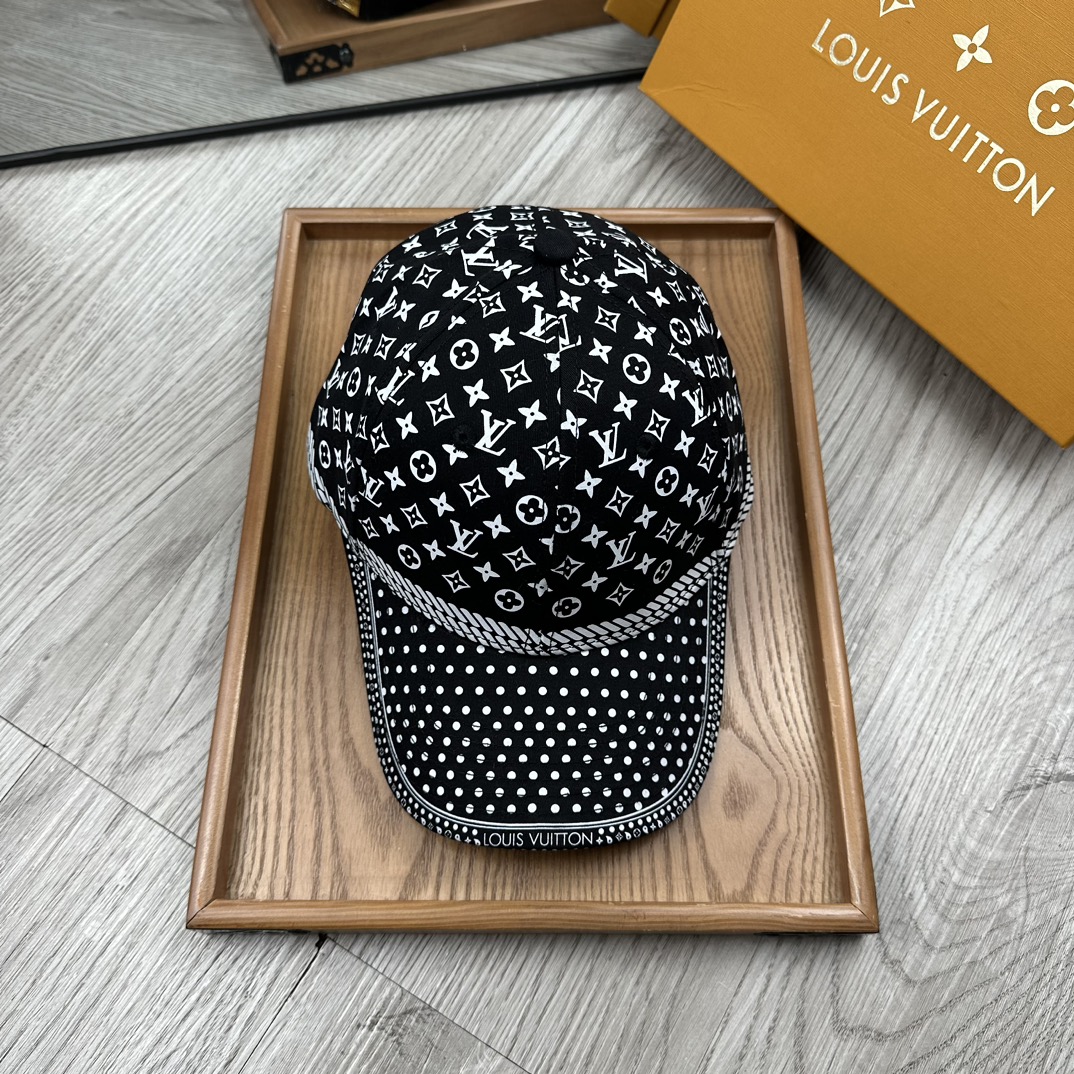 。L家。【配防尘袋】新品棒球帽！材质：纯棉！透气性好！春天挡风，夏天防晒必备单品！颜色大气！款式新颖别致