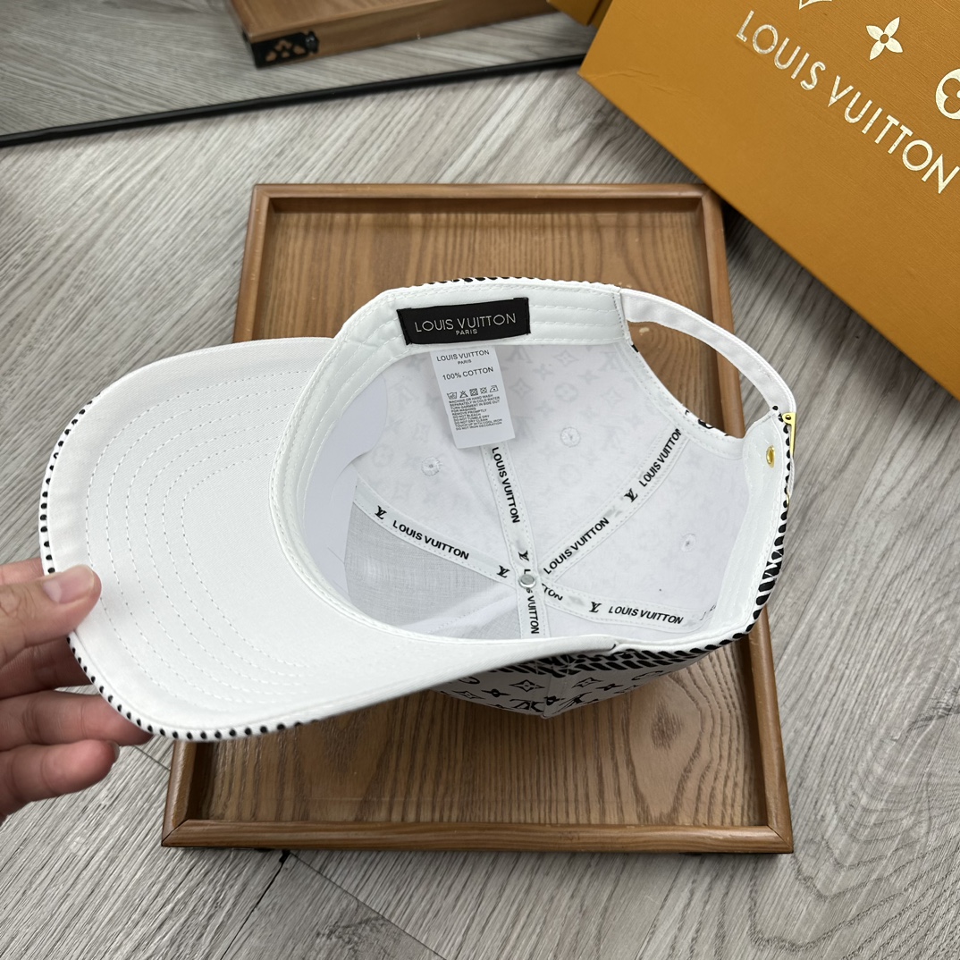 。L家。【配防尘袋】新品棒球帽！材质：纯棉！透气性好！春天挡风，夏天防晒必备单品！颜色大气！款式新颖别致