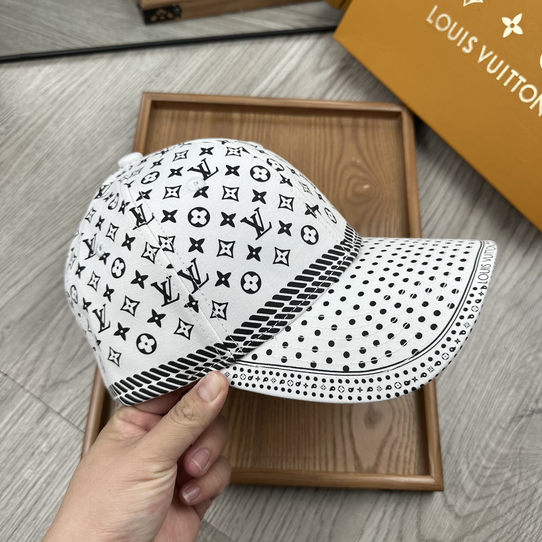 。L家。【配防尘袋】新品棒球帽！材质：纯棉！透气性好！春天挡风，夏天防晒必备单品！颜色大气！款式新颖别致