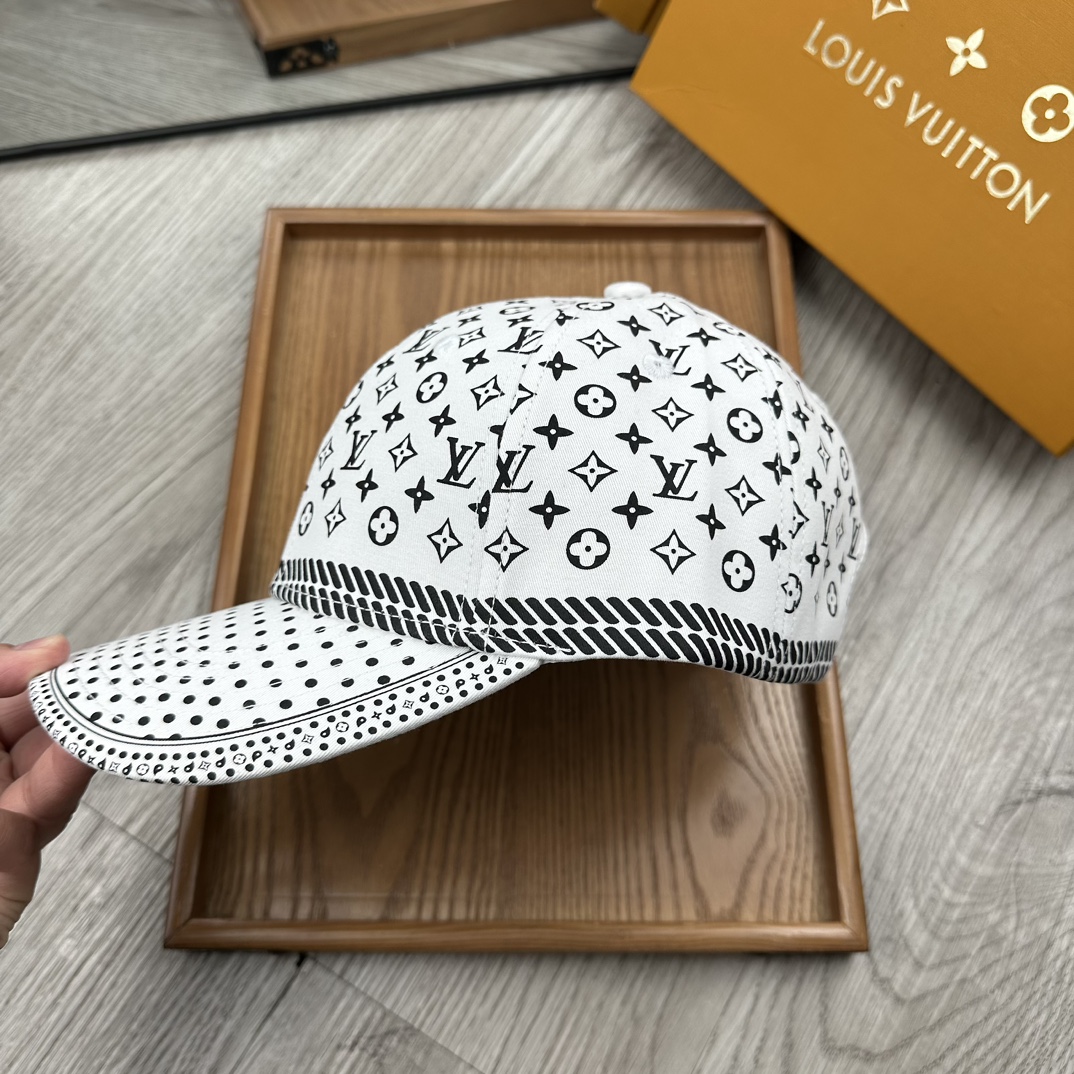 。L家。【配防尘袋】新品棒球帽！材质：纯棉！透气性好！春天挡风，夏天防晒必备单品！颜色大气！款式新颖别致