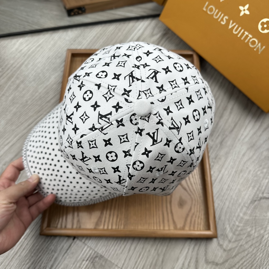 。L家。【配防尘袋】新品棒球帽！材质：纯棉！透气性好！春天挡风，夏天防晒必备单品！颜色大气！款式新颖别致