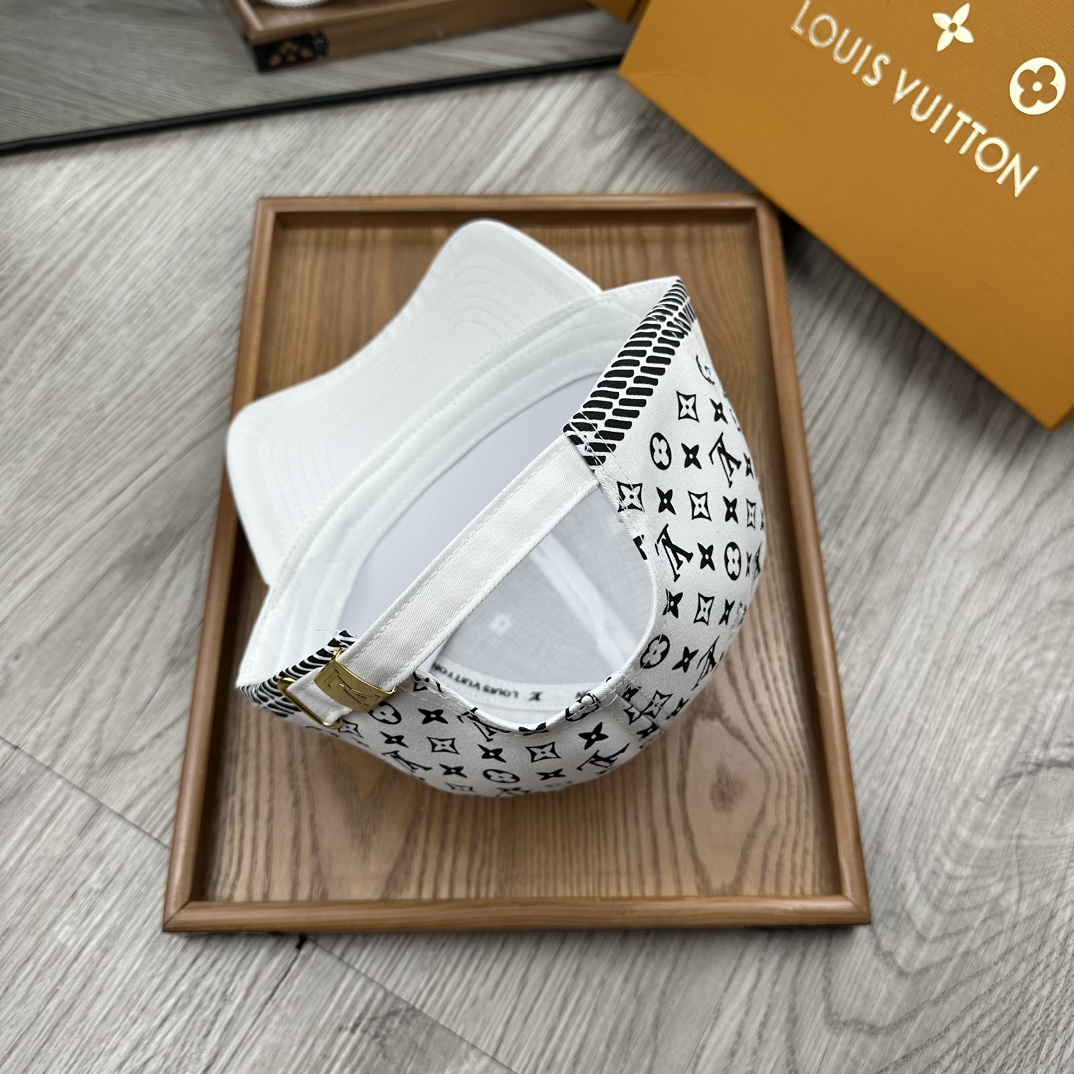 。L家。【配防尘袋】新品棒球帽！材质：纯棉！透气性好！春天挡风，夏天防晒必备单品！颜色大气！款式新颖别致