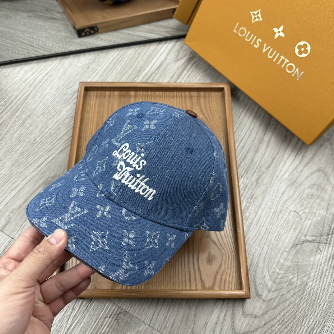 。L家。秋款新品厚版【配防尘袋】新品棒球帽！材质：纯棉！透气性好！春天挡风，夏天防晒必备单品！颜色大气！