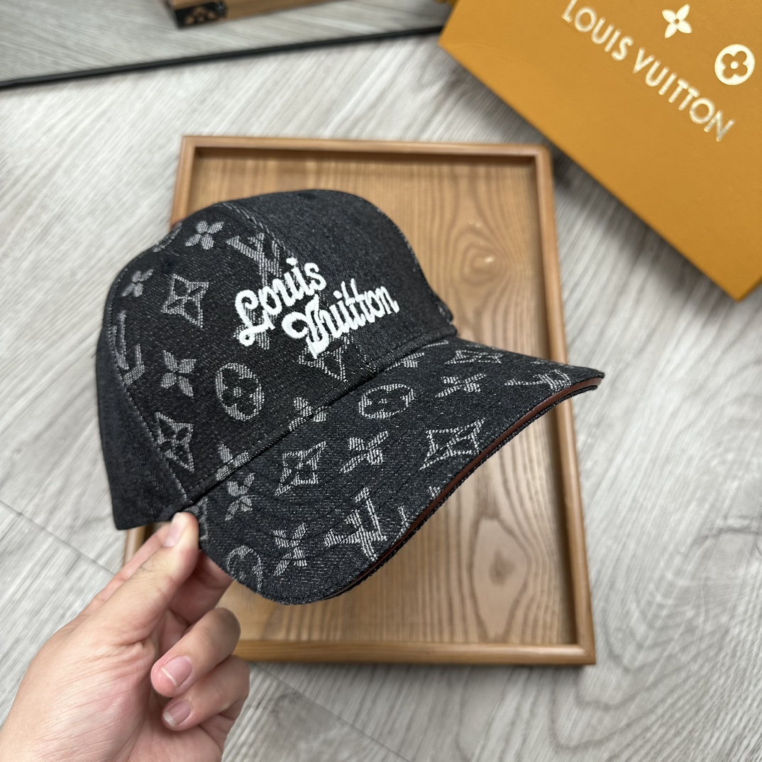 。L家。秋款新品厚版【配防尘袋】新品棒球帽！材质：纯棉！透气性好！春天挡风，夏天防晒必备单品！颜色大气！