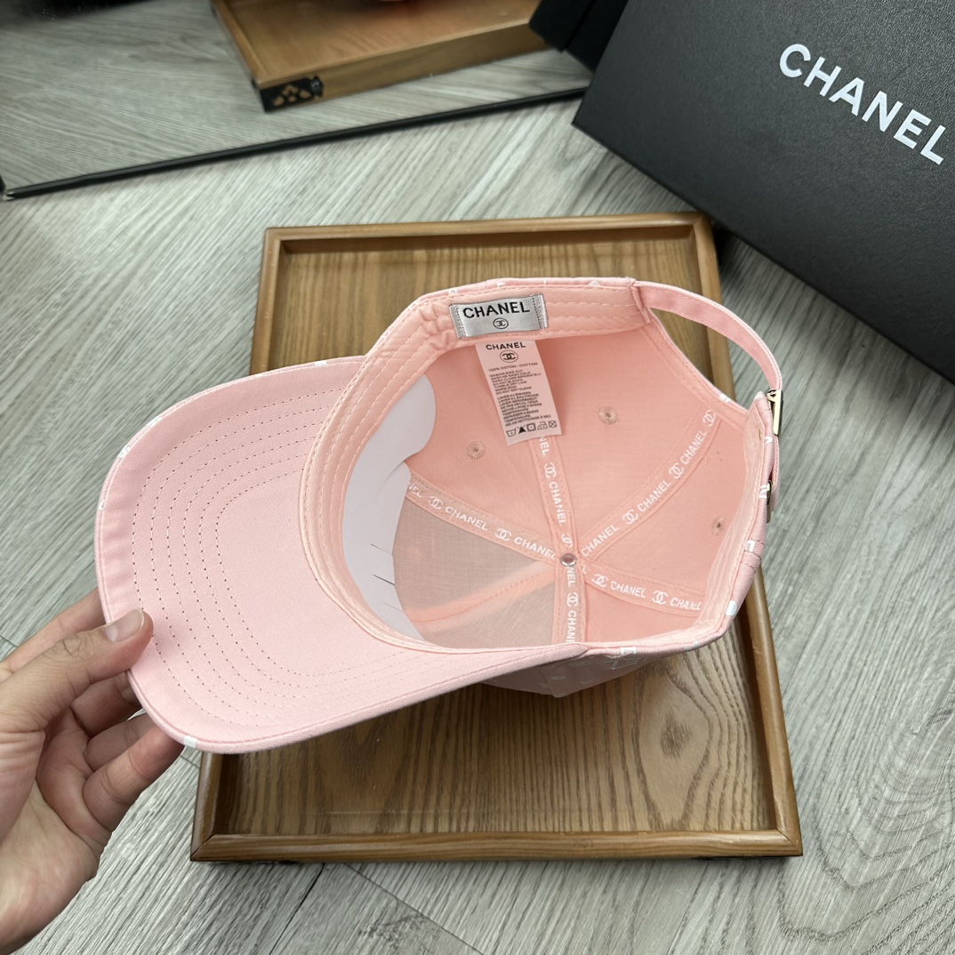 。C家。【配防尘袋】新品棒球帽！材质：纯棉！透气性好！春天挡风，夏天防晒必备单品！颜色大气！款式新颖别致