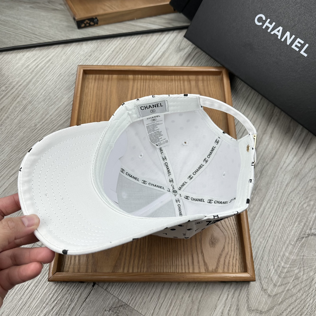 。C家。【配防尘袋】新品棒球帽！材质：纯棉！透气性好！春天挡风，夏天防晒必备单品！颜色大气！款式新颖别致