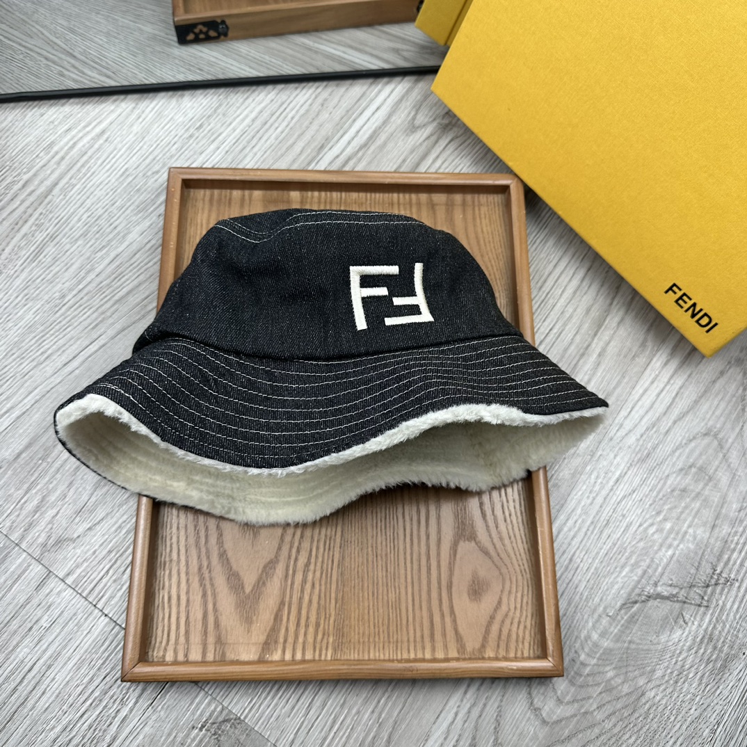 Fendi Sombreros Sombrero de cubo Impresión Universal para hombres y mujeres Colección otoño – invierno