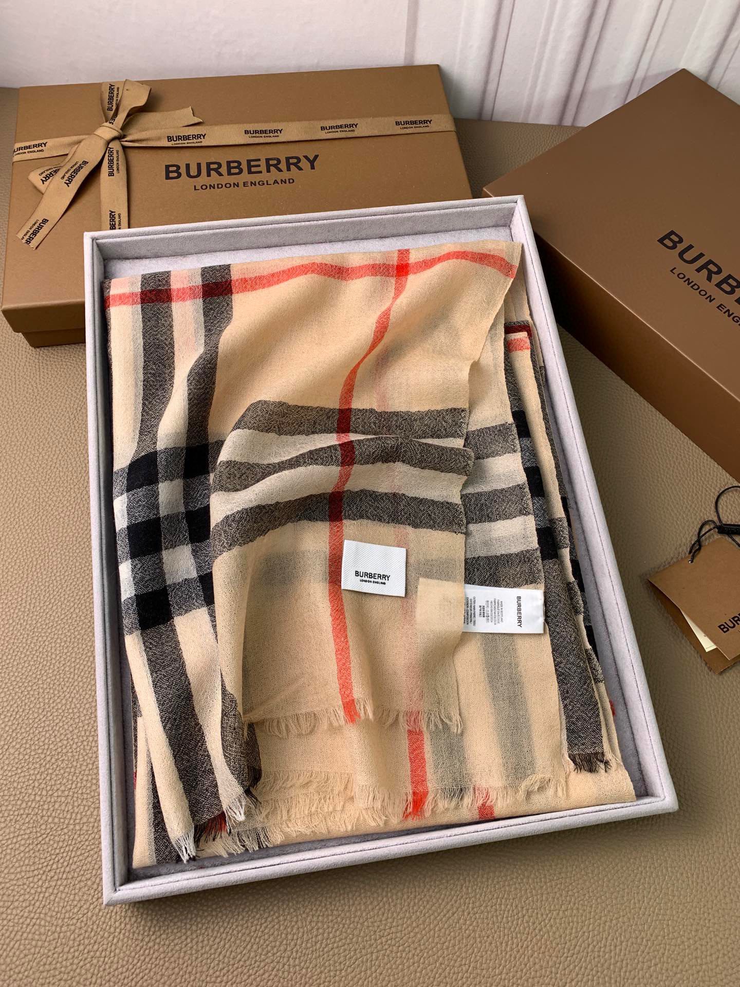 burberryBur新款复古格子show款限量一如既往的经典格子流行了100年都没有过时最经典的格子给