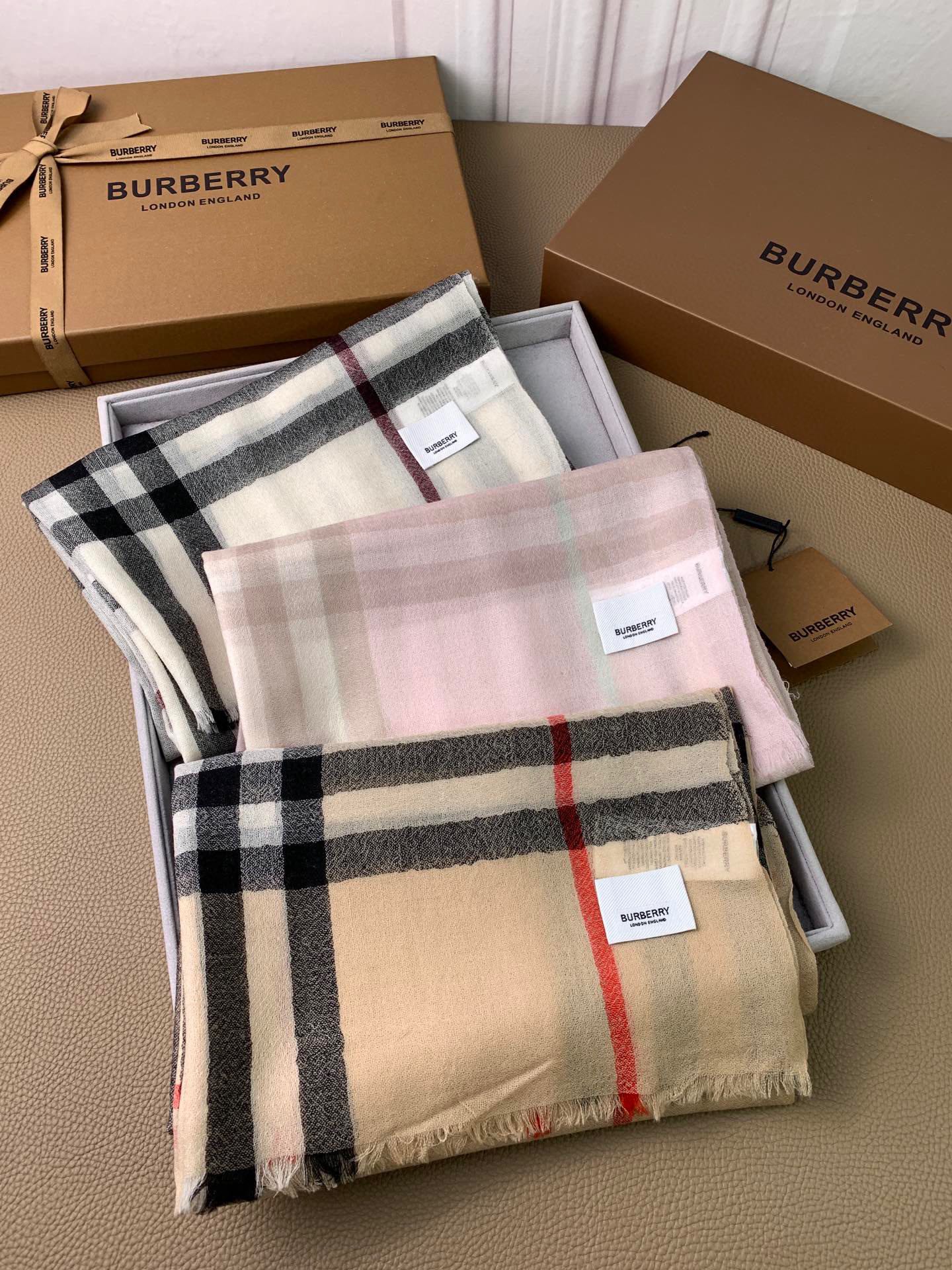 burberryBur新款复古格子show款限量一如既往的经典格子流行了100年都没有过时最经典的格子给