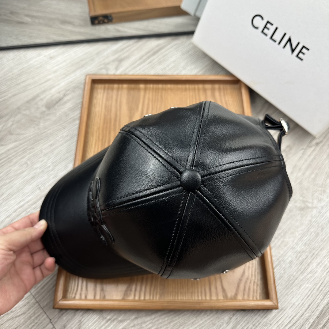 。赛琳。专柜11皮帽子。【配防尘袋】新品棒球帽！材质：Pu➕小羊皮！炸街必备单品！颜色大气！款式新颖别致