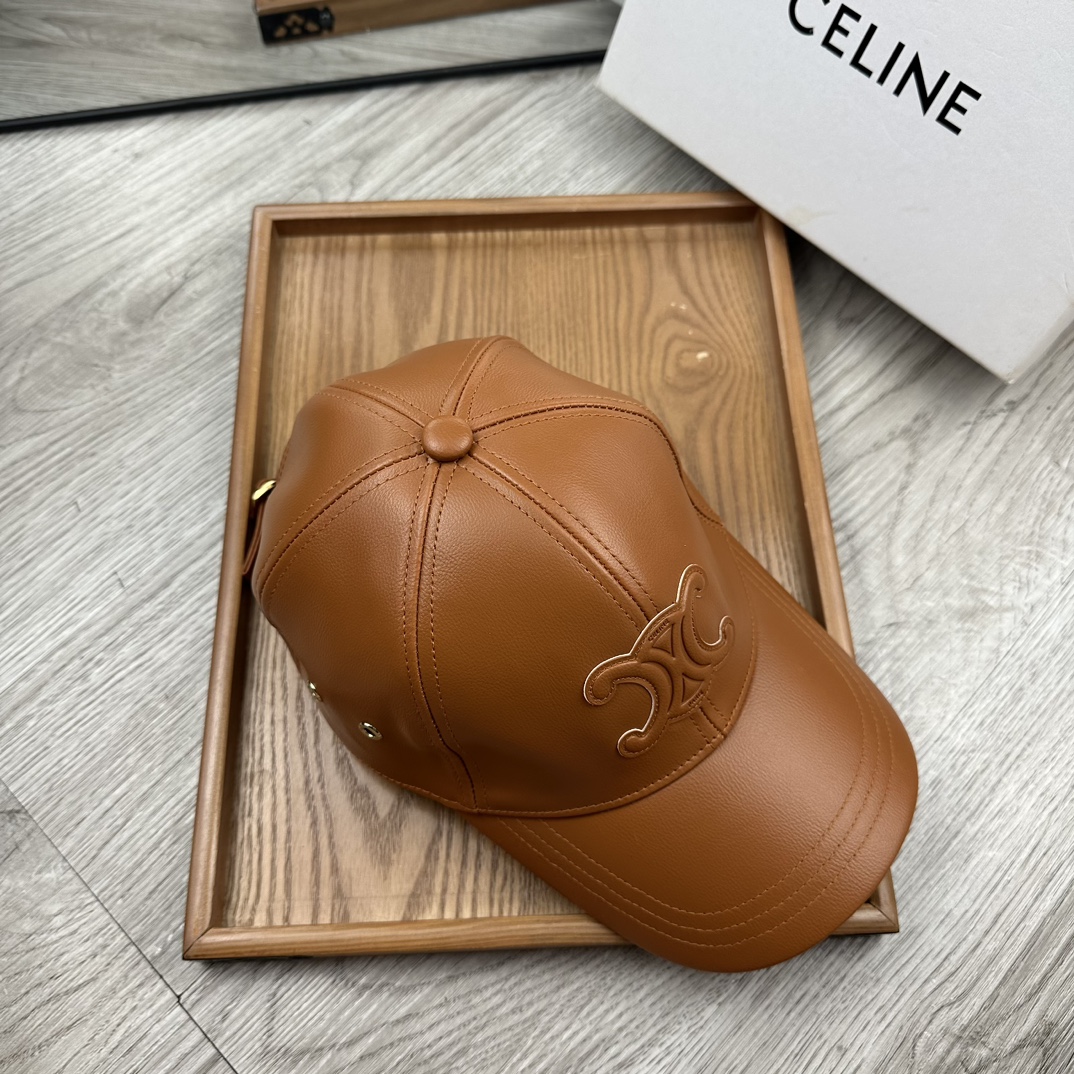 。赛琳。专柜11皮帽子。【配防尘袋】新品棒球帽！材质：Pu➕小羊皮！炸街必备单品！颜色大气！款式新颖别致