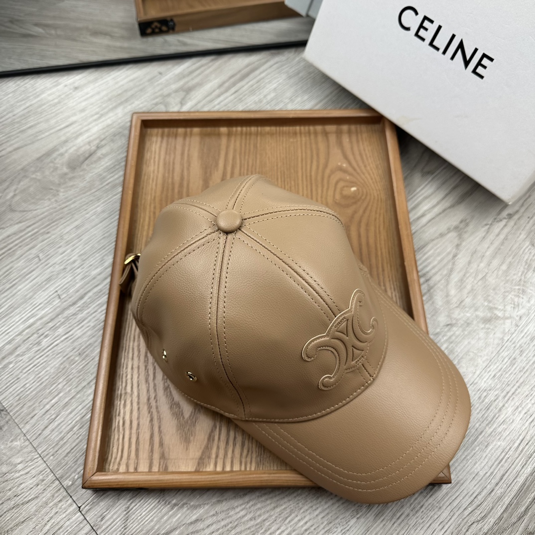 。赛琳。专柜11皮帽子。【配防尘袋】新品棒球帽！材质：Pu➕小羊皮！炸街必备单品！颜色大气！款式新颖别致