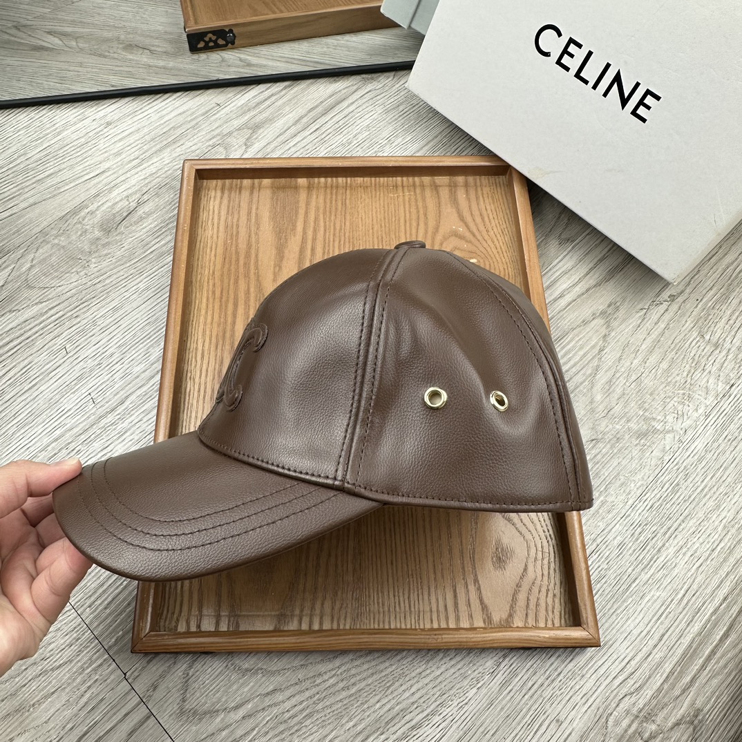 。赛琳。专柜11皮帽子。【配防尘袋】新品棒球帽！材质：Pu➕小羊皮！炸街必备单品！颜色大气！款式新颖别致