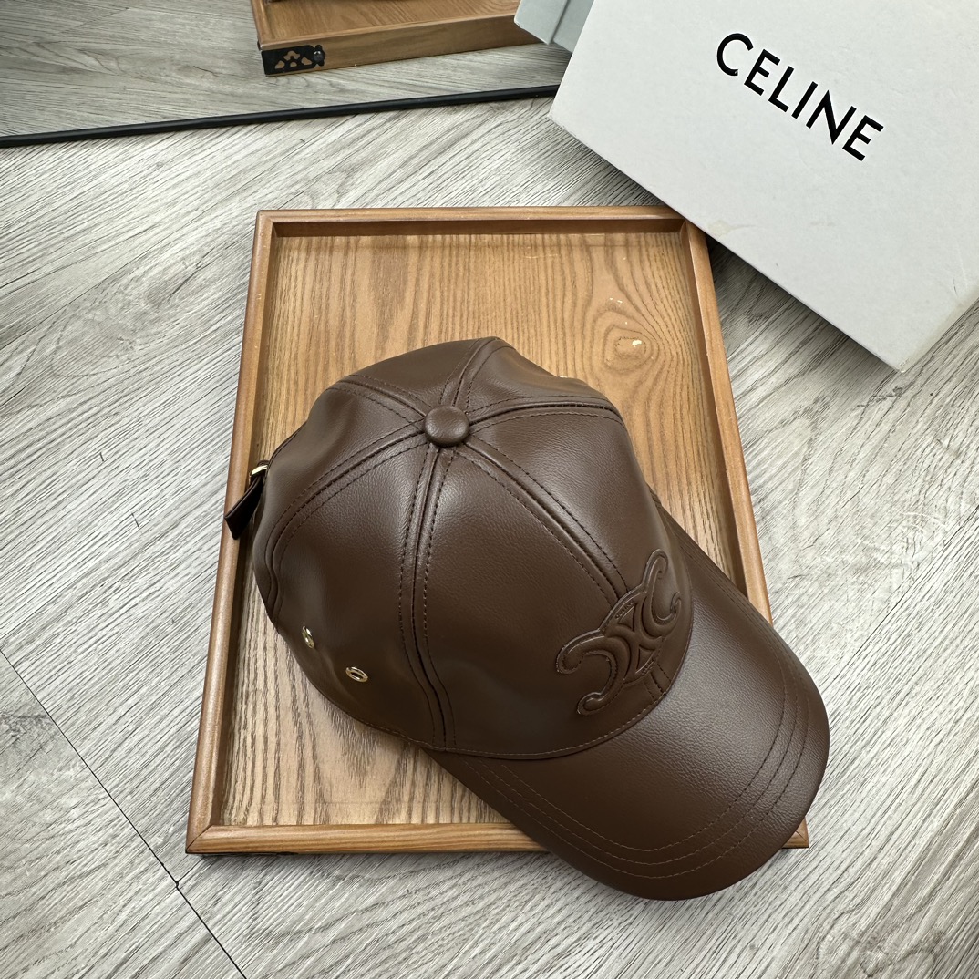 。赛琳。专柜11皮帽子。【配防尘袋】新品棒球帽！材质：Pu➕小羊皮！炸街必备单品！颜色大气！款式新颖别致