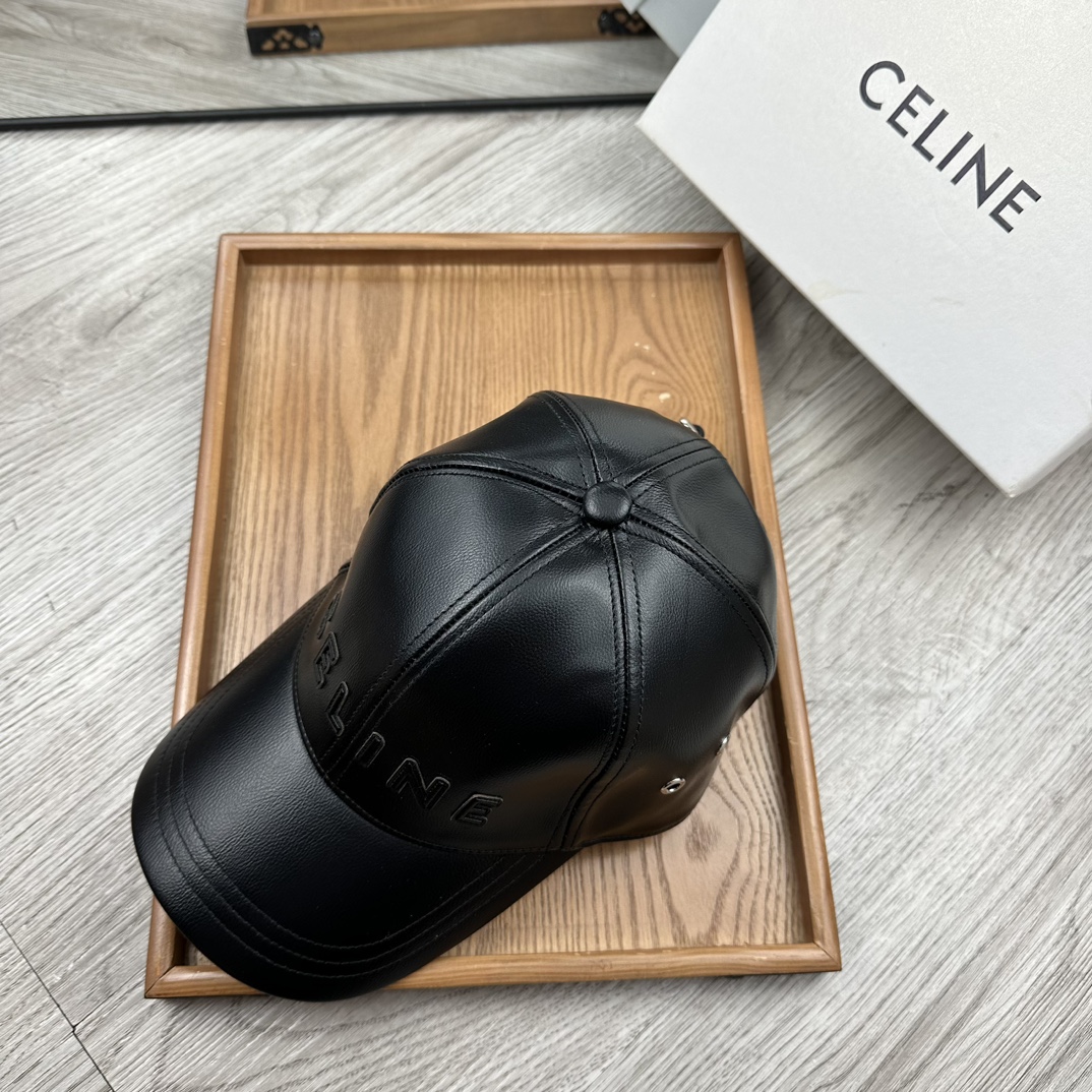 。赛琳。专柜11皮帽子。【配防尘袋】新品棒球帽！材质：Pu➕小羊皮！炸街必备单品！颜色大气！款式新颖别致