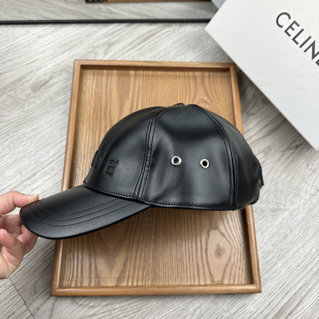 。赛琳。专柜11皮帽子。【配防尘袋】新品棒球帽！材质：Pu➕小羊皮！炸街必备单品！颜色大气！款式新颖别致