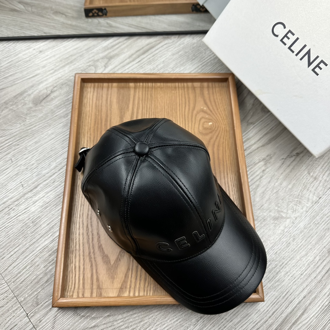 。赛琳。专柜11皮帽子。【配防尘袋】新品棒球帽！材质：Pu➕小羊皮！炸街必备单品！颜色大气！款式新颖别致