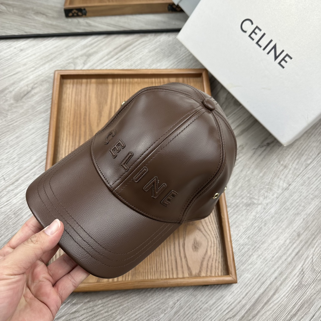 。赛琳。专柜11皮帽子。【配防尘袋】新品棒球帽！材质：Pu➕小羊皮！炸街必备单品！颜色大气！款式新颖别致