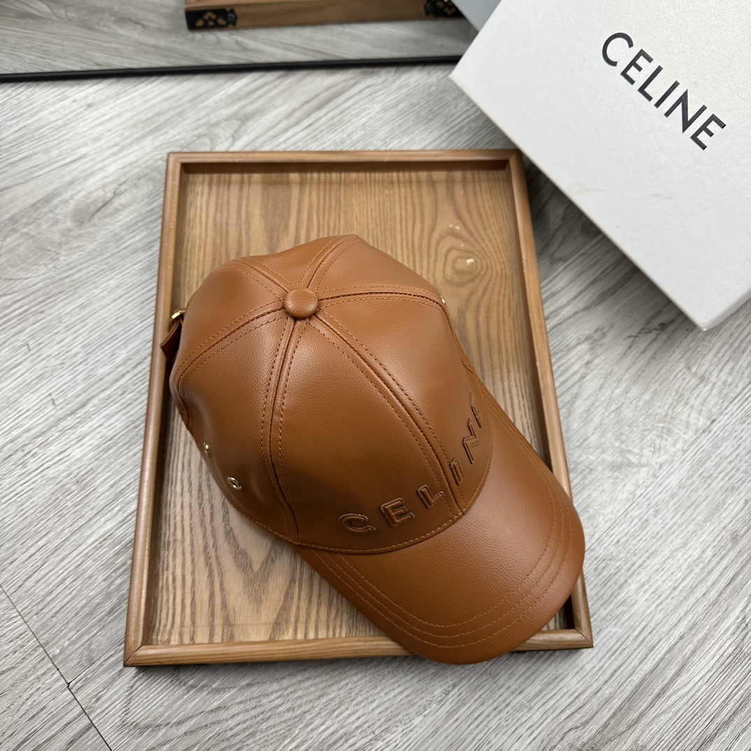 。赛琳。专柜11皮帽子。【配防尘袋】新品棒球帽！材质：Pu➕小羊皮！炸街必备单品！颜色大气！款式新颖别致