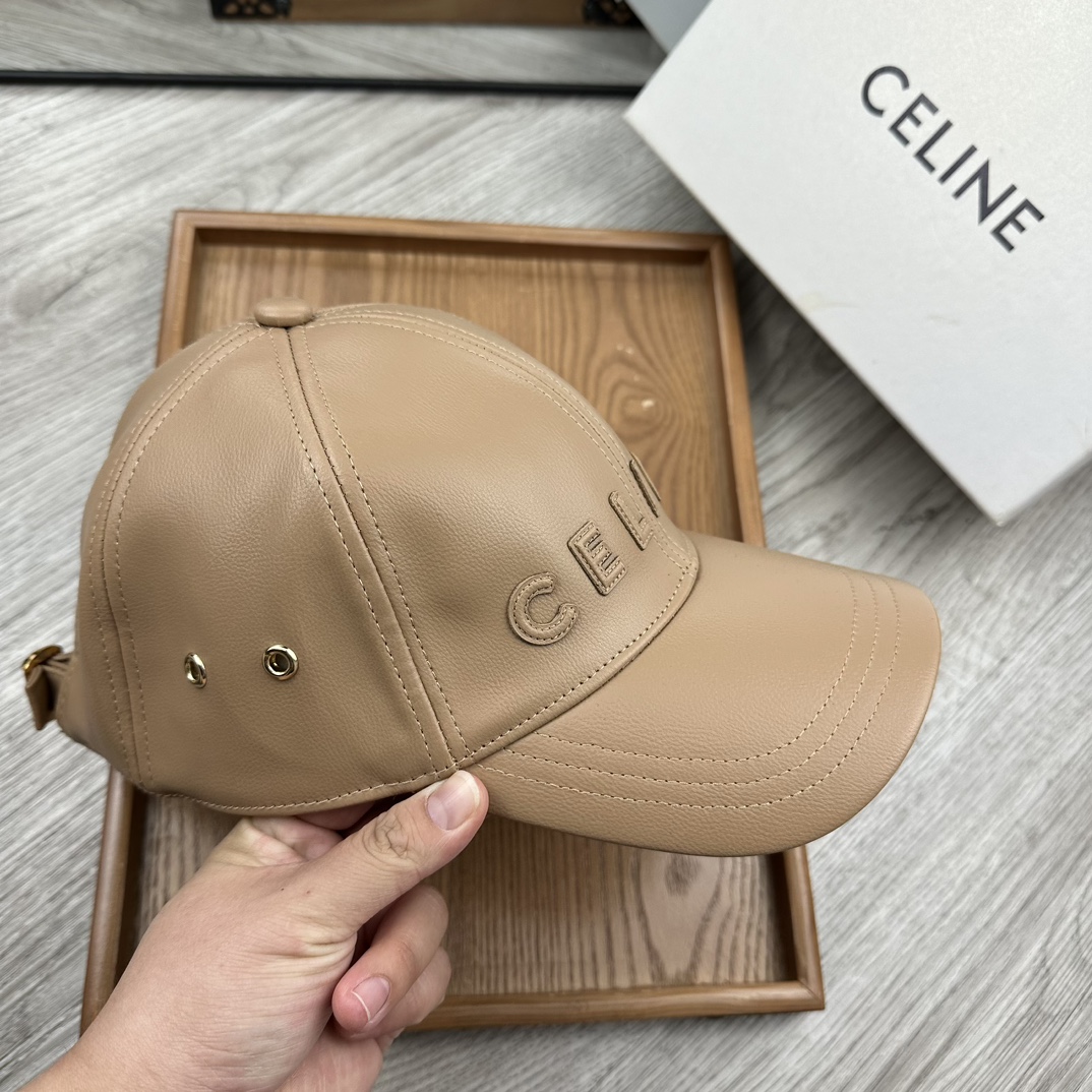 。赛琳。专柜11皮帽子。【配防尘袋】新品棒球帽！材质：Pu➕小羊皮！炸街必备单品！颜色大气！款式新颖别致