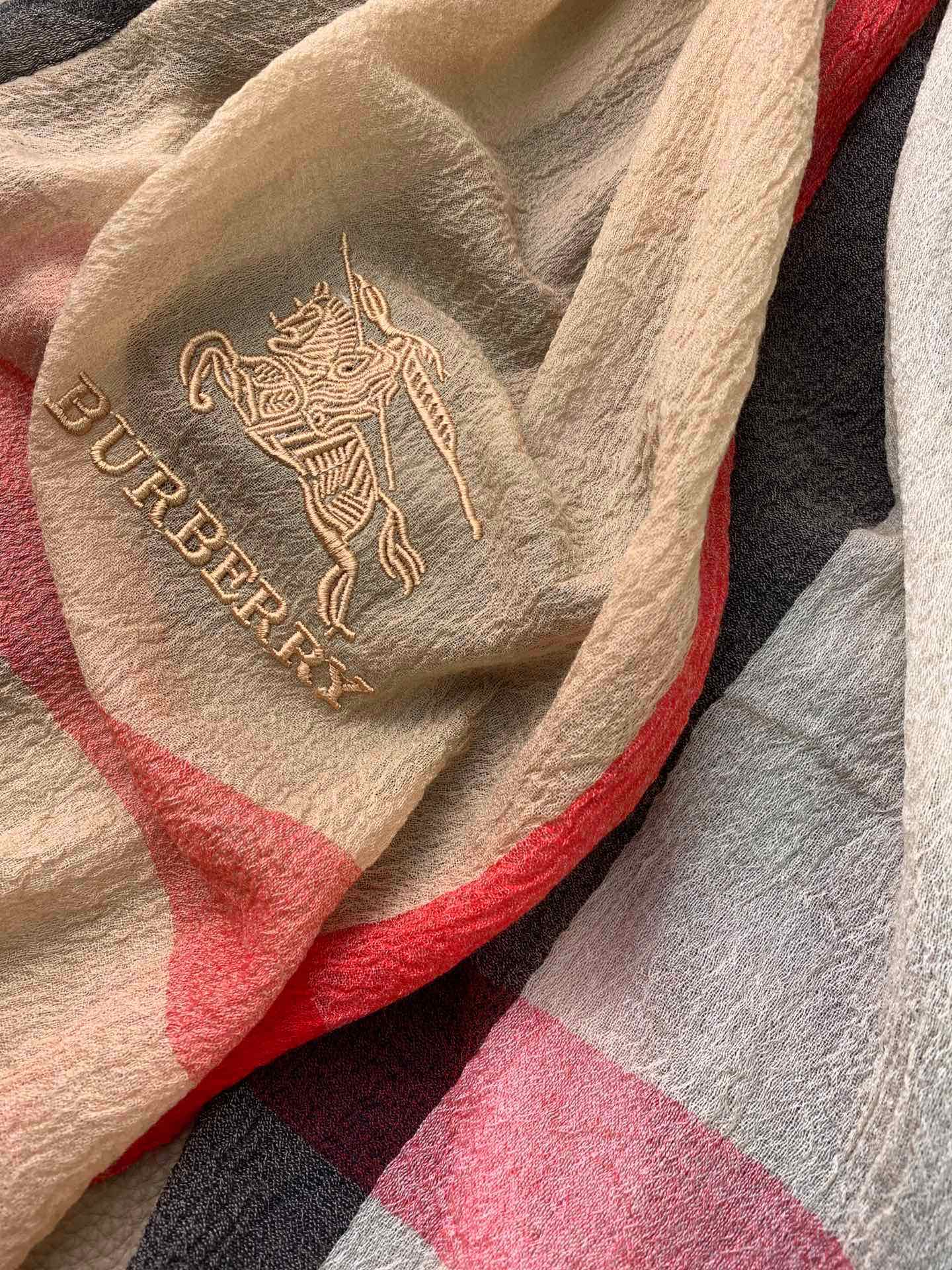 。bur。万众瞩目经典织格.全部官网色，最优质的年轻设计师推出的最新概念，搭配调色纱染再色织.交织在一起