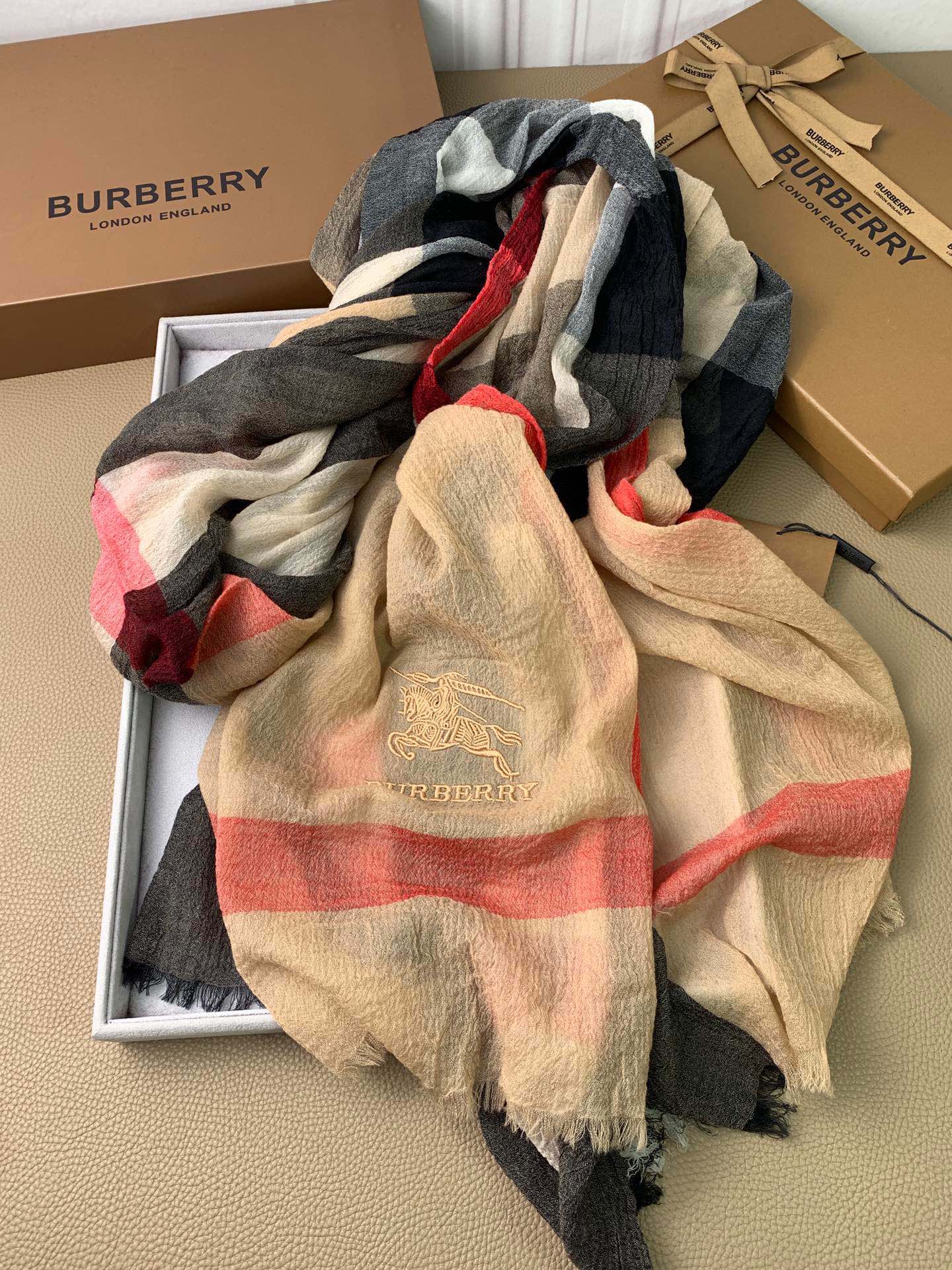 。bur。万众瞩目经典织格.全部官网色，最优质的年轻设计师推出的最新概念，搭配调色纱染再色织.交织在一起