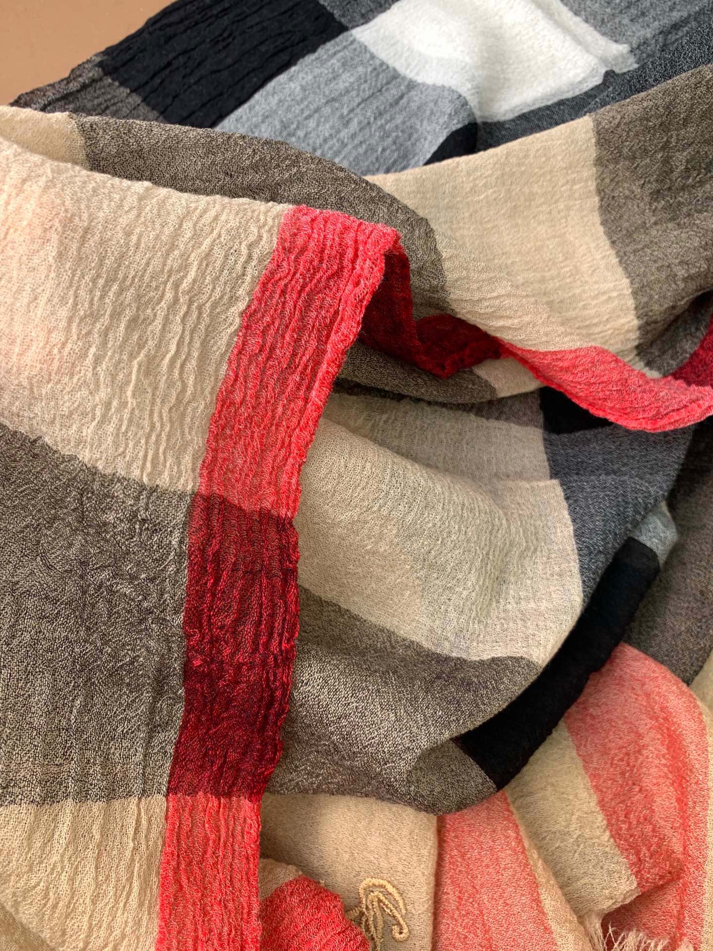 。bur。万众瞩目经典织格.全部官网色，最优质的年轻设计师推出的最新概念，搭配调色纱染再色织.交织在一起