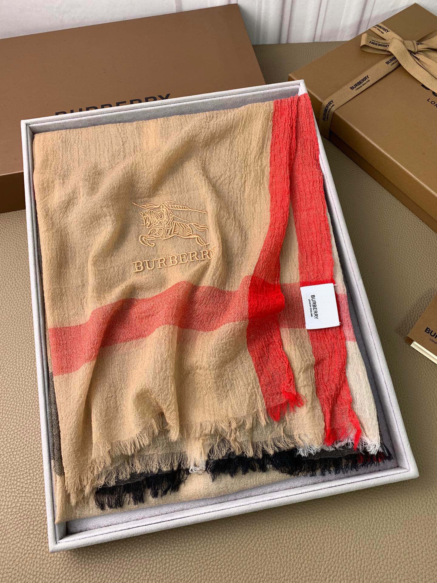 。bur。万众瞩目经典织格.全部官网色，最优质的年轻设计师推出的最新概念，搭配调色纱染再色织.交织在一起