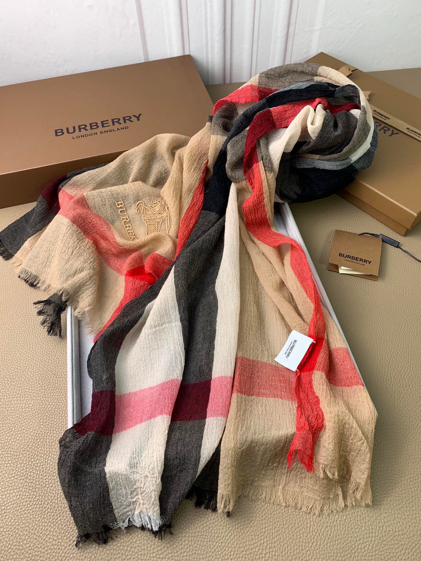 。bur。万众瞩目经典织格.全部官网色，最优质的年轻设计师推出的最新概念，搭配调色纱染再色织.交织在一起